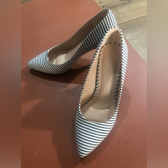 In Like New Kelly & Katie 8.5 Gray & White Shoes - Picture 2 of 3